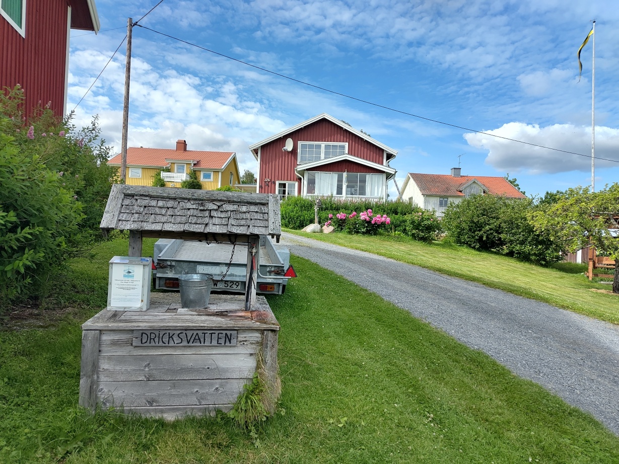 A picture of a private water well designated to long distance hikers in the tiny village of Käl