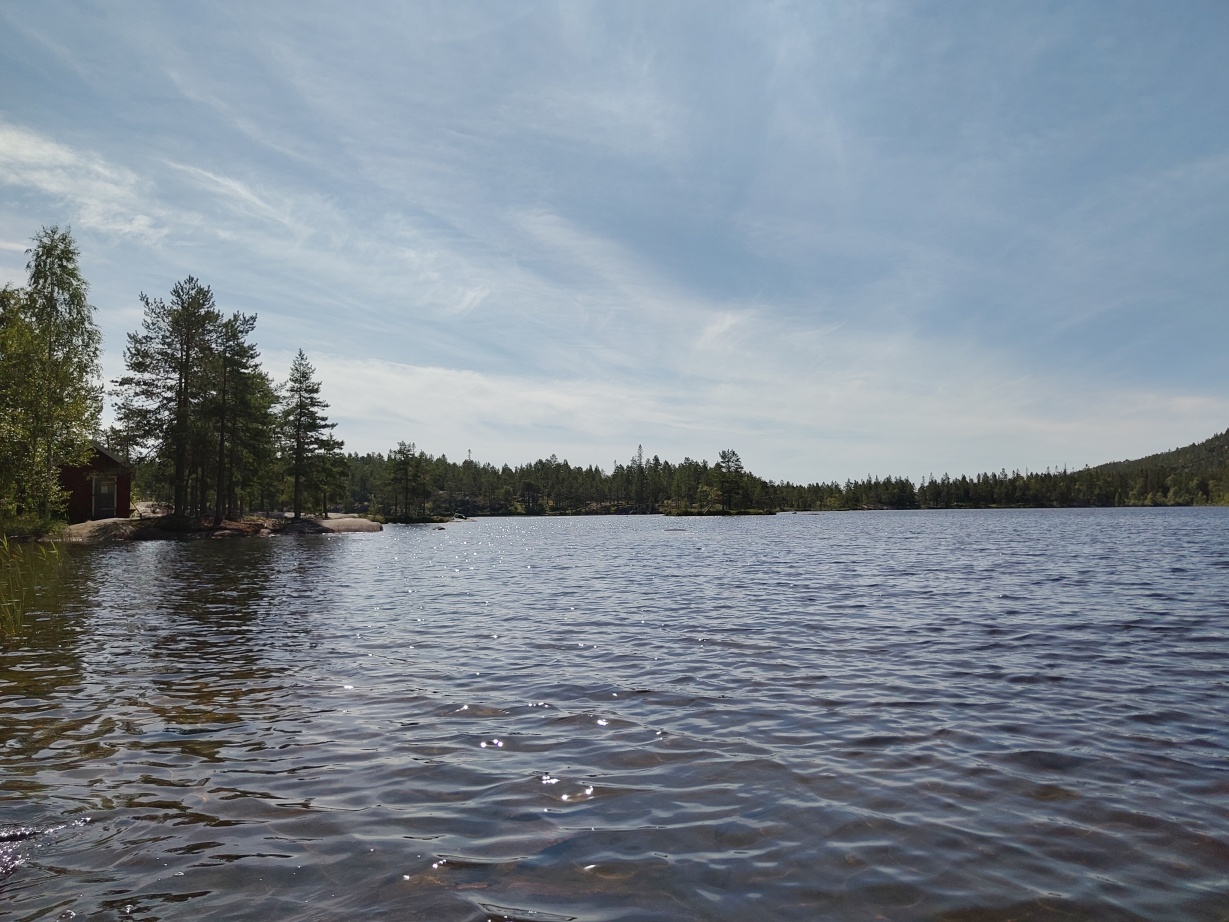 A view across lake Tärnättvattnen with Tärnättstugan on the left side